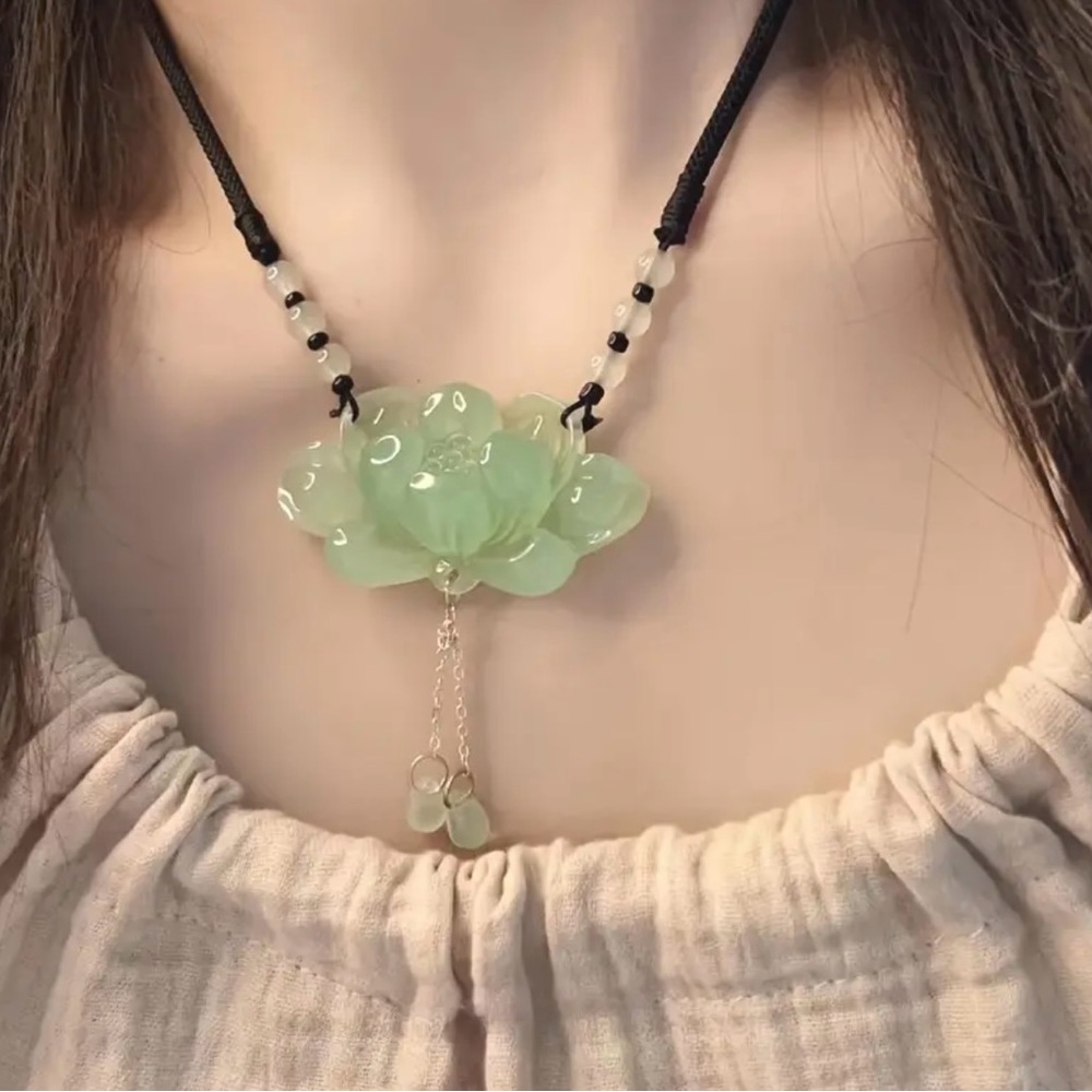 Elegant Green Floral Necklace